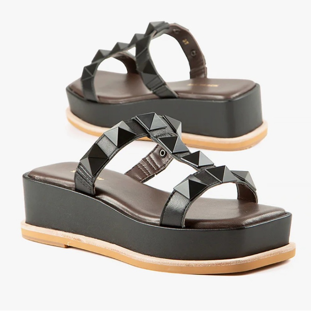 Leather Pyramid T Sandal from ALL BLACK - Size 39 🖤 Gently Worn 🖤